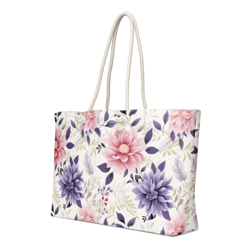 Weekender bag. A bag with a chic floral design.